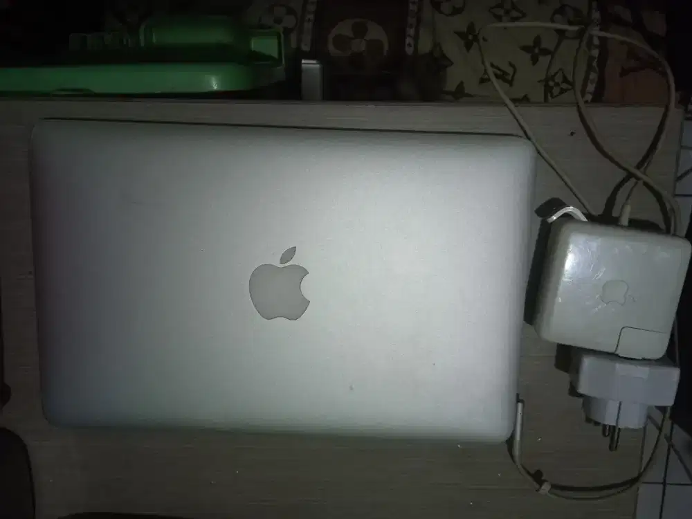 Macbook Air 11 - 2010 bisa tt bt barter murah tuker tukar apa aja