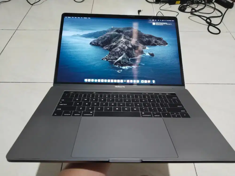 Dijual macbook pro 15-inch 2017 intel i7 ram 16GB SSD 512GB Dual Vga