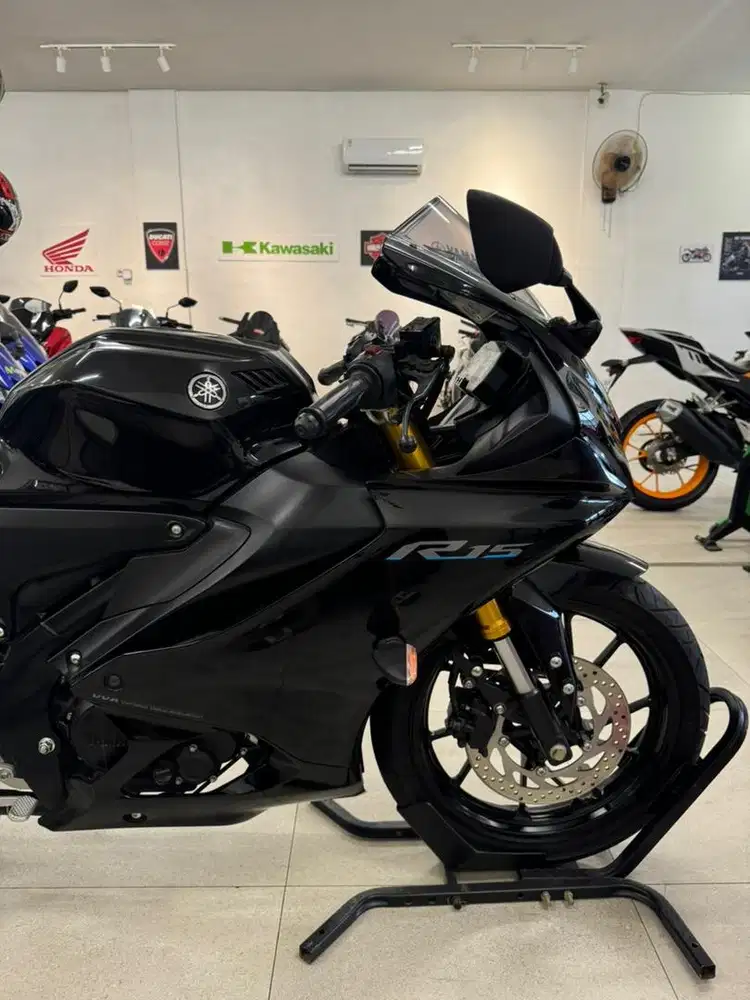Yamaha YZF R15 V4 tahun 2023 warna Hitam Gloss R15V4 155 CC Sport Bike