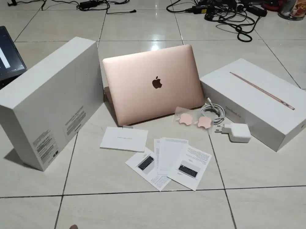 Dijual macbook air M1 2020 ex ibox Mulus Ram 8GB DDR4 SSD LENGKAP