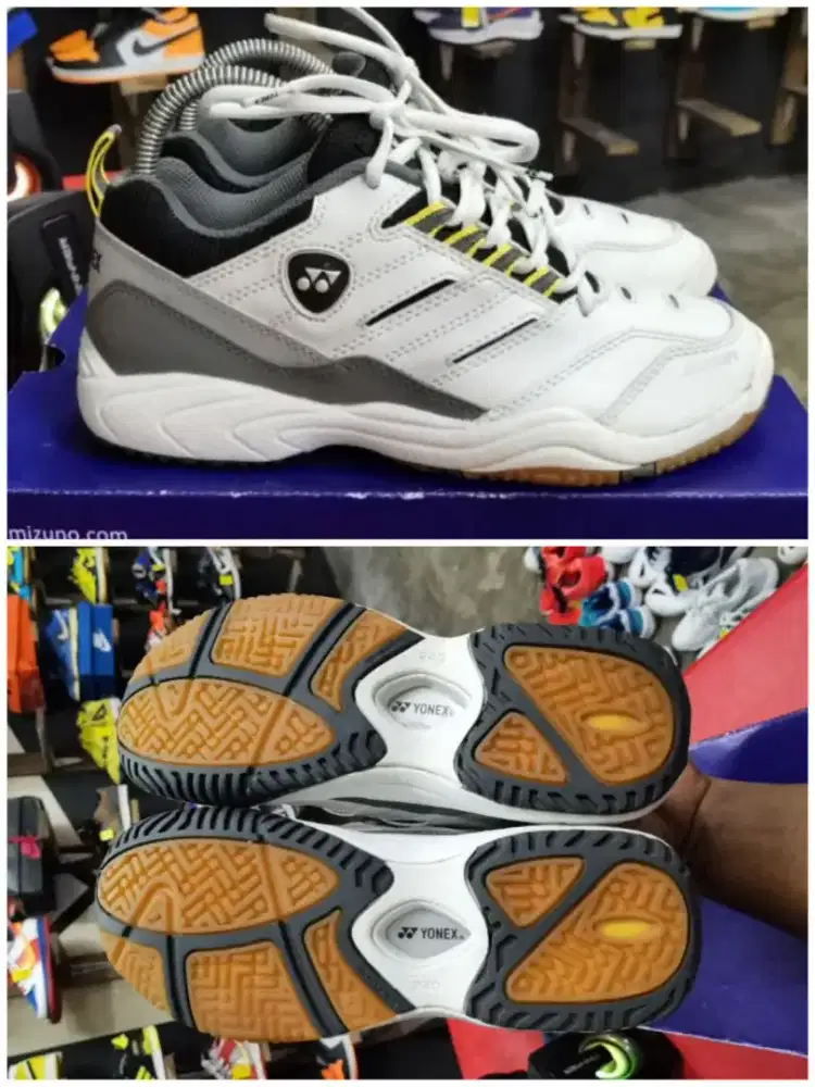 Sepatu badminton Yonex power cushion