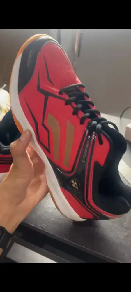 Sepatu badminton Yonex akayu1
