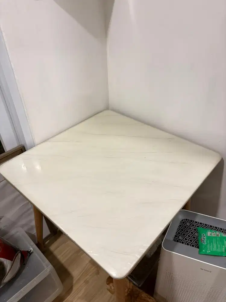 Meja Makan Marmer Kaki Besi