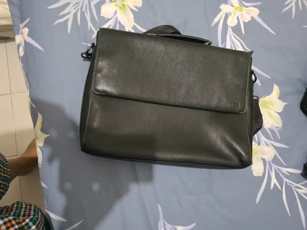 Jual tas belum lama beli