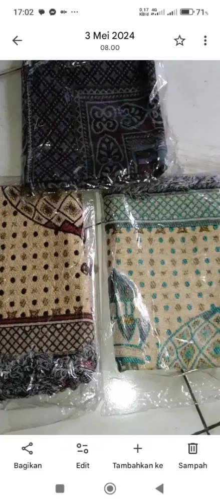 Tiga sejadah untuk sholat masih baru