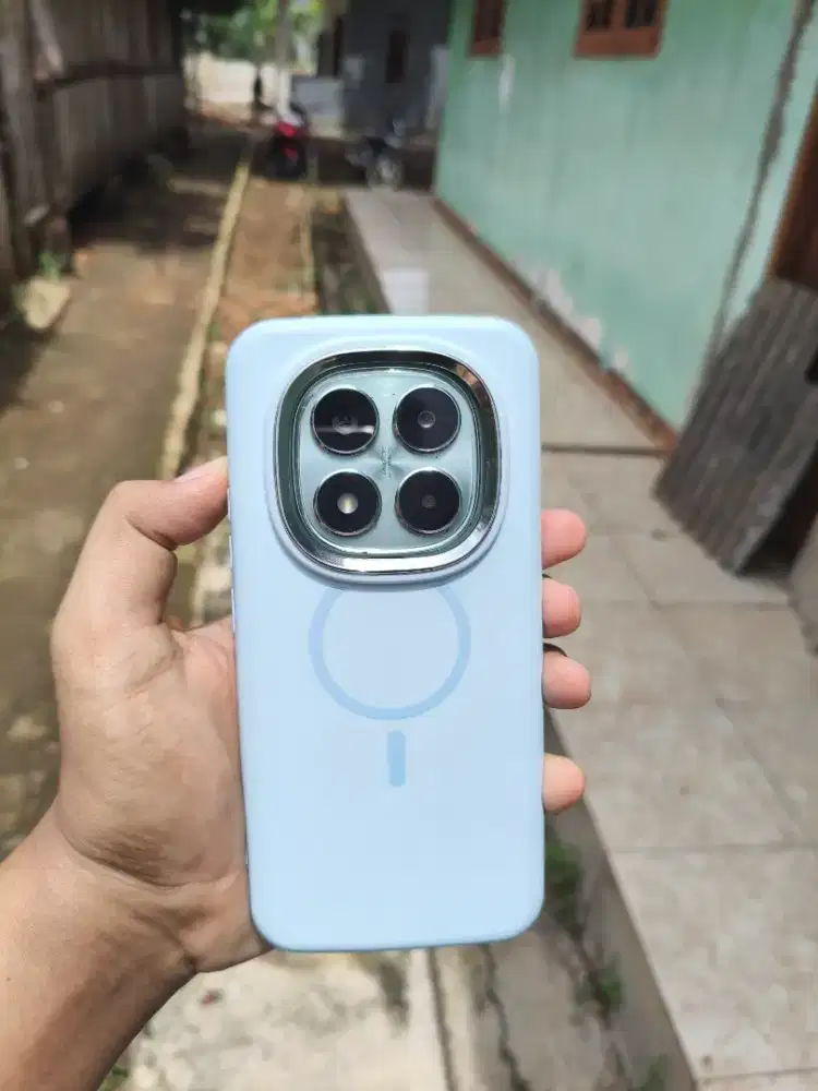 -Layar 6'67    Amoled Edge screen 
-Garansi Aktiv Sampe 2026-5-26