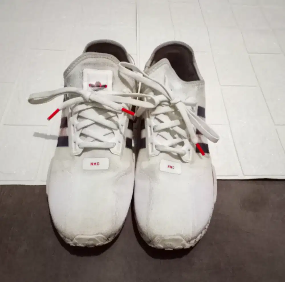 Sneakers Putih Adidas NMD