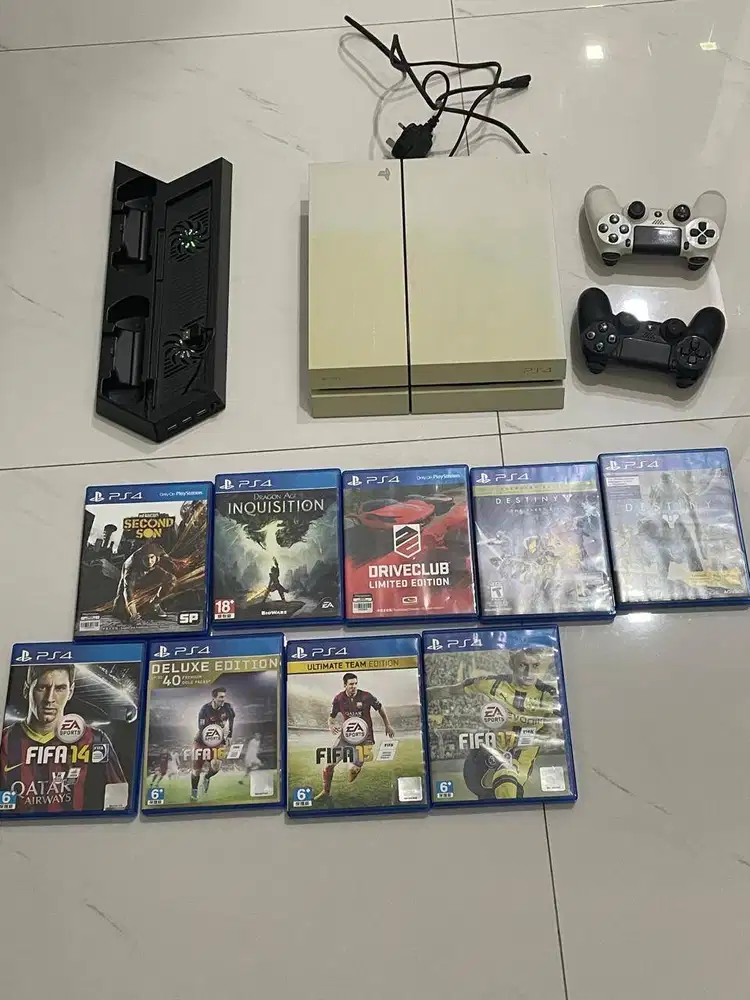 Dijual PS4 FAT 500 GB beserta game original