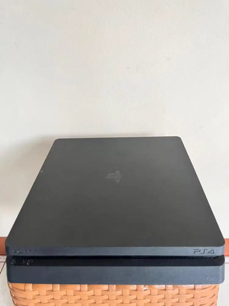 Playstation PS 4 Slim 500 gb ORI Ex Sony Indonesia + 2 stick ORI MESIN