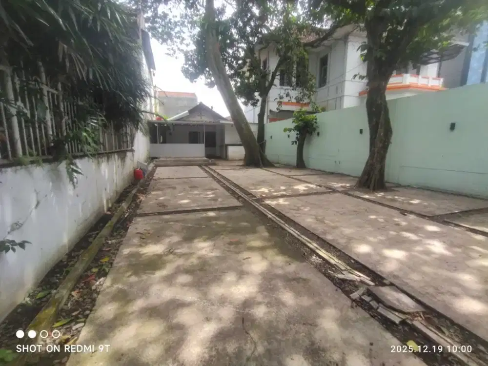 Rumah  murah Hitung Tanah di Kawasan Komersial di Mainroad Riau kota Bandung