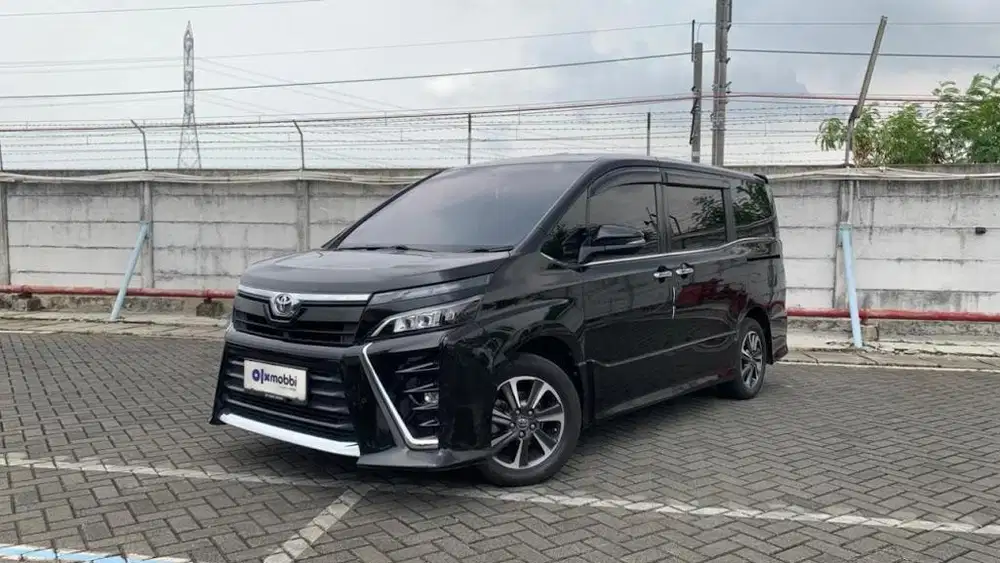 Pajak Panjang - Toyota Voxy 2.0 Bensin-AT 2017