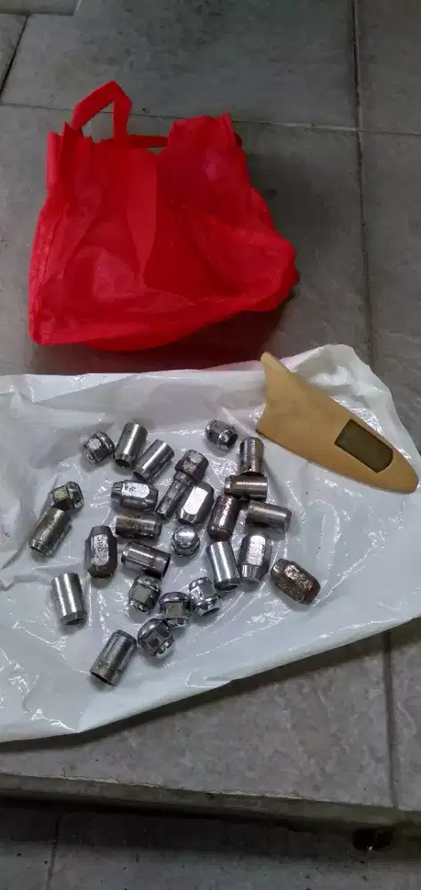 Di jual semua baut roda dan dongkrak dll murah aja wa dan hp