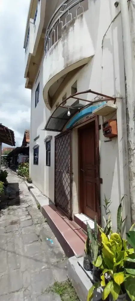 DISEWAKAN RUMAH 3 LANTAI