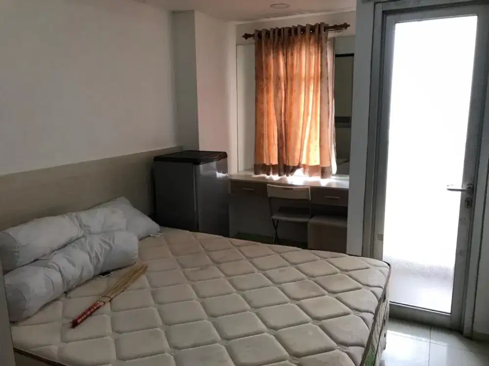 disewa unit apartemen green lake sunter,studio furnished,lantai tinggi,view kolam renang,Ac dan waterheater