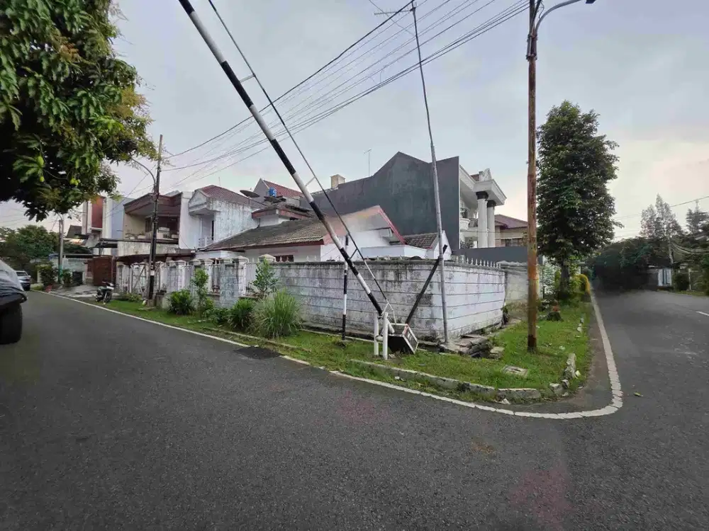 Rumah hook standard masih siap huni di Pulo Mas. Jalan depan besar