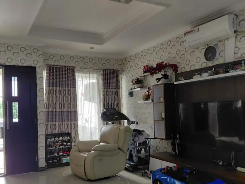 DIJUAL RUMAH BAGUS DAN SEMI FURNSH HADAP TIMUR JARANG ADA DI CITRA GARDEN 7