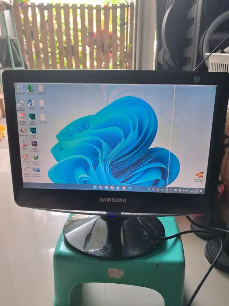 LCD Monitor Samsung 16 inch Tombol Power Menu Layar Sentuh