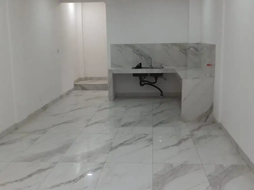 DIJUAL RUMAH BARU MINIMALIS  3 LANTAI HADAP SELATAN LOKASI BAGUS DI TAMAN PALEM LESTARI