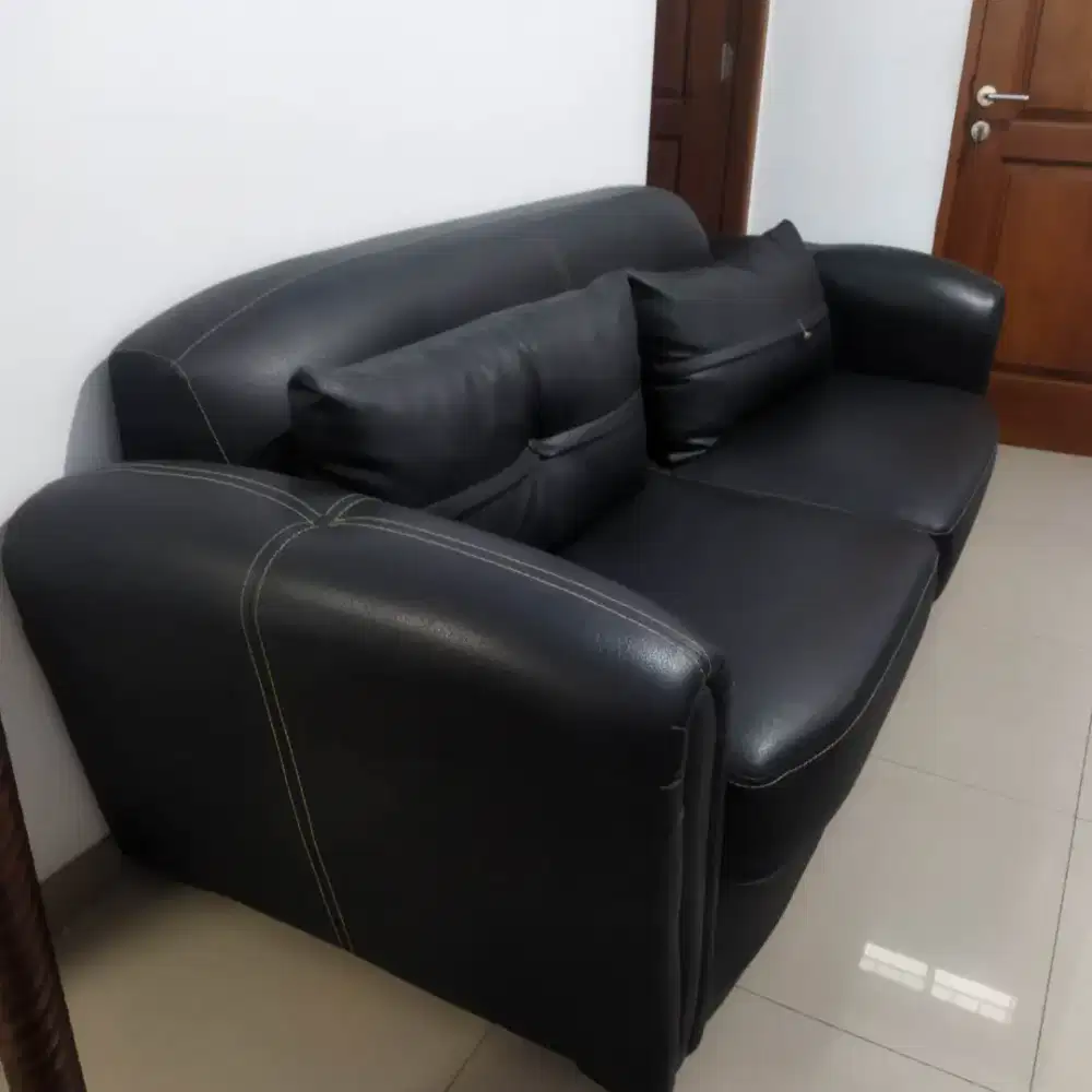 satu set kursi sofa besar dan meja kaca masih bagus