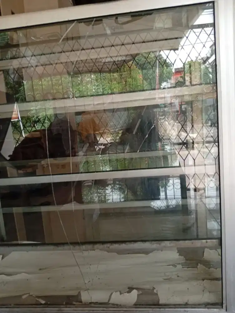 Di jual cepat etalase 2 meter