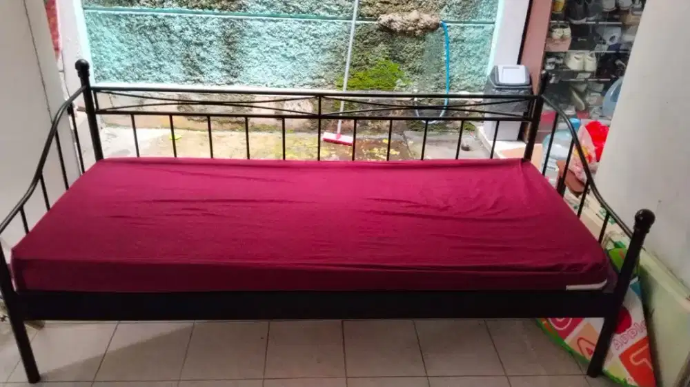 Ranjang Sofa informa (daybed). Plus kasurnya