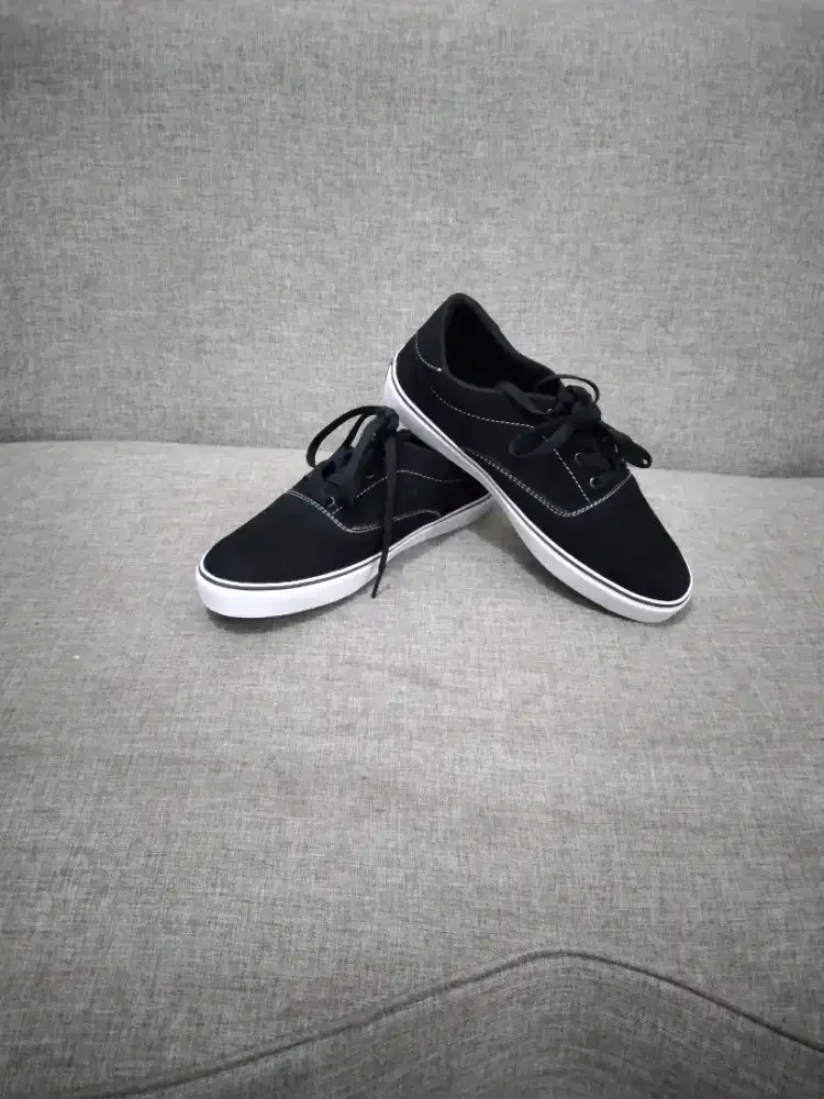 Sepatu Casual Tali Snakers Pria Hitam