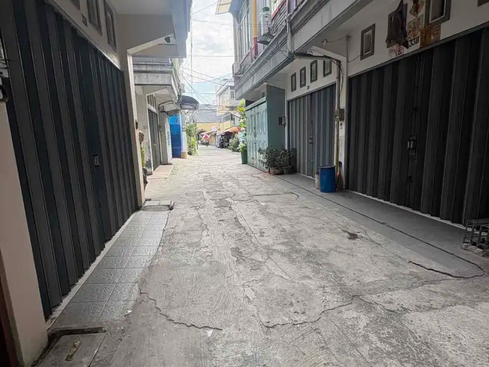 Ruko 2,5 Lantai Dekat Sekolah di Aladin Teluk Gong Selatan Jakarta Utara