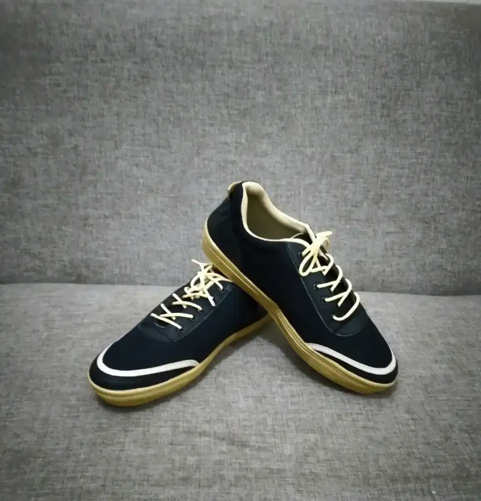 Sepatu Casual Tali Flat Pria