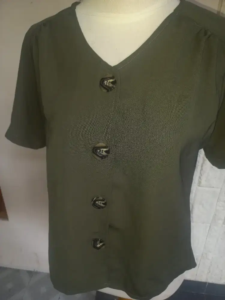 Atasan crop hijau army