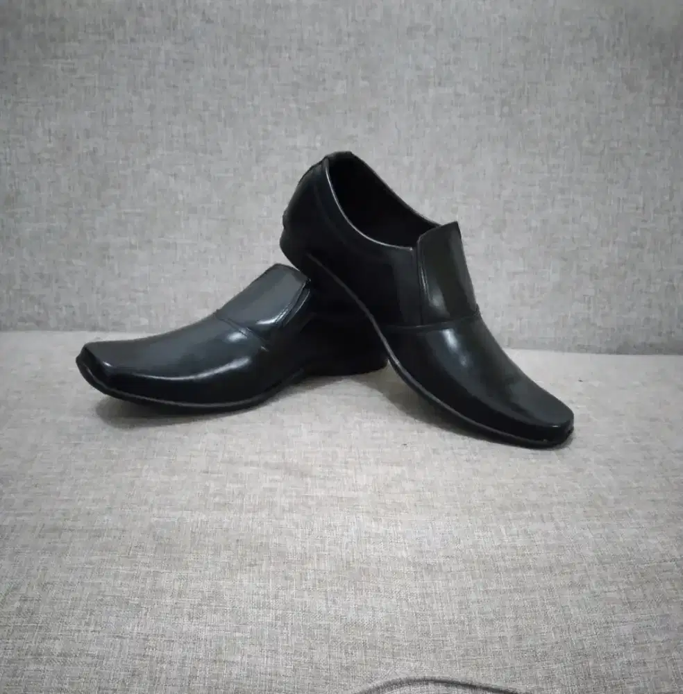 Sepatu Formal Model ujung lancip Pria Hitam.
