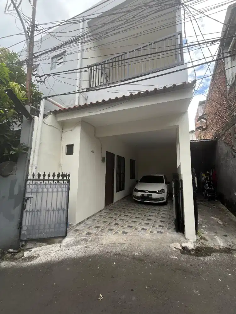 Disewakan rumah 2 lantai daerah poltangan pasar minggu