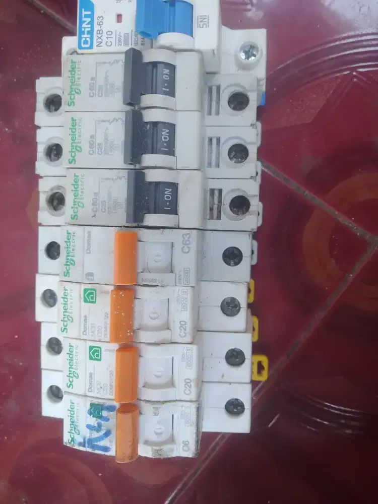 Jual cepat semuanya blum pernah di pake MCB Schneider