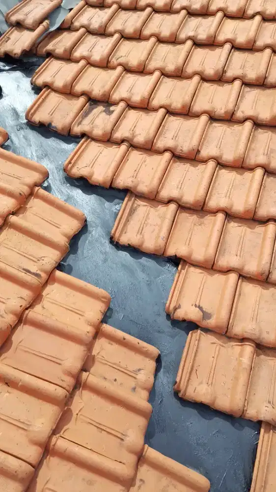 Perbaikan atap bocor