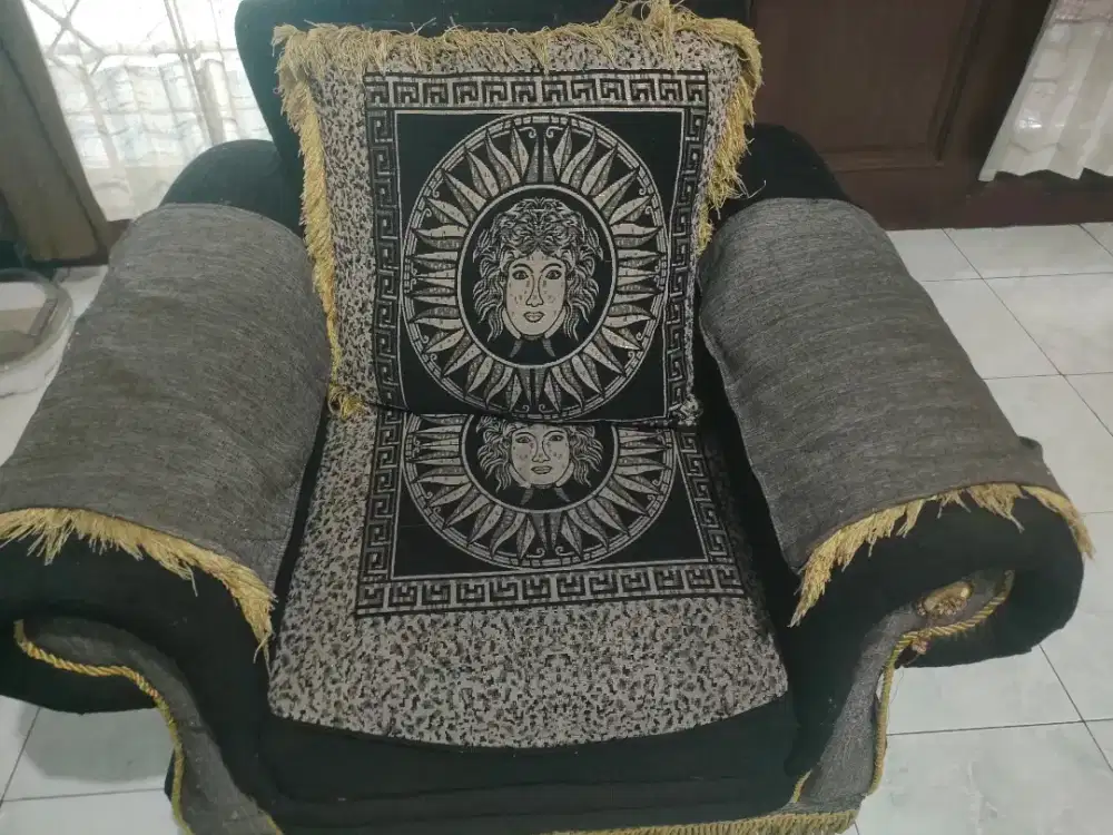 Edisi pindahan: Jual murah Sofa 1 Set + Meja Kondisi cukup Bagus