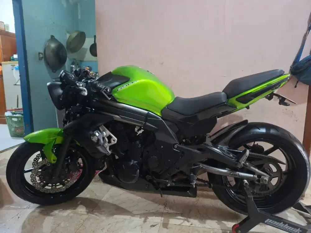 Kawasaki er6f tampilan naked