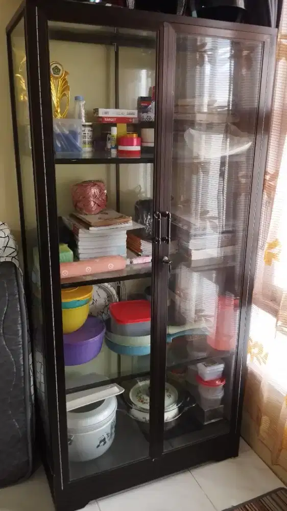 Lemari kaca mulus