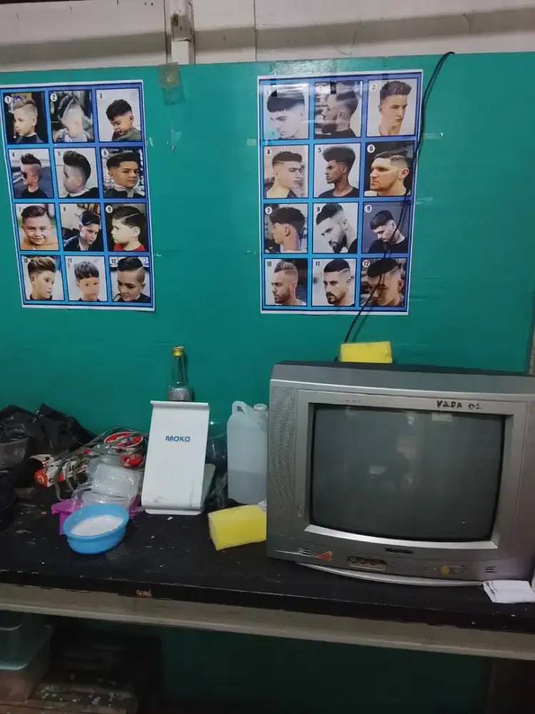 Over SewaTempat pangkas rambut dan Isinya. Lokasi strategis