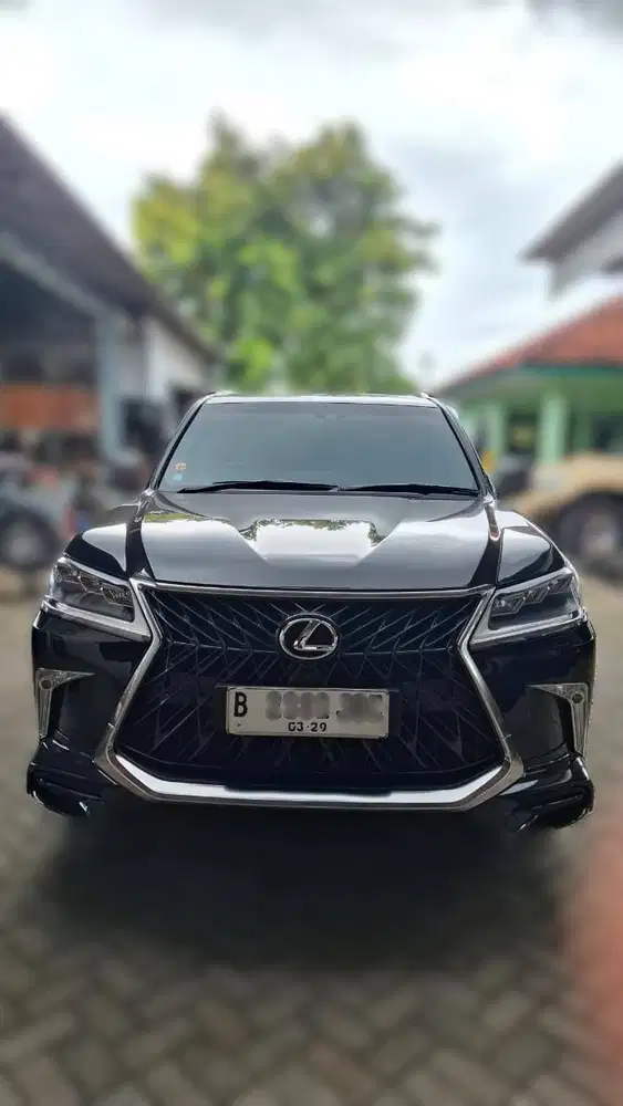 Lexus LX 570 Sport Black on Black 4X4 Facelift