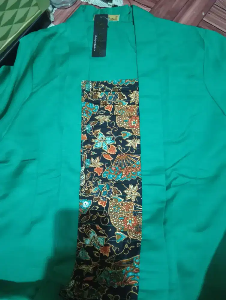 Dijual satu set baju kebaya masih baru