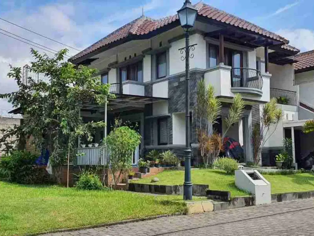 JUAL RUMAH TERAWAT 2 LANTAI DI KOTA BARU PARAHYANGAN. WANGSAKERTA