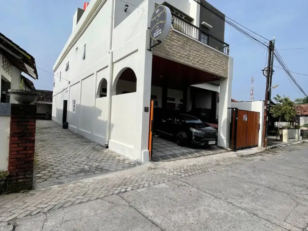 Dijual rumah induk dan kos2an bangunan baru sudah terisi kos putra full furnished 3 lantai dipalagan dekat kampus UGM, RS Sarjito