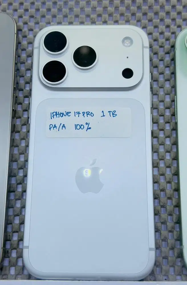 Iphone 17 Pro 1 TB silver garansi resmi ibox bekas
