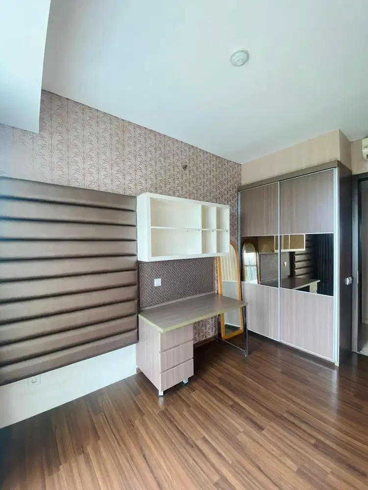 DIJUAL UNIT 2BR DI TOWER COSMOPOLITAN SEMI FURNISHED WITH BALCONY