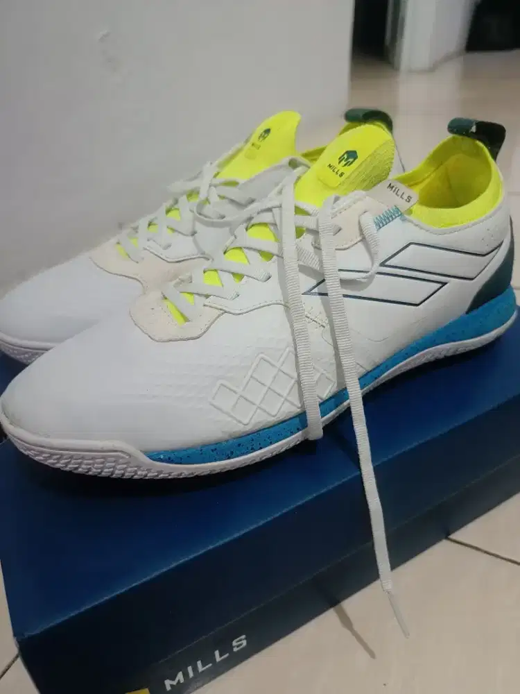 Sepatu futsal Mills