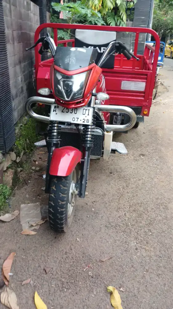 Via 3 roda cc 200 tahun 2023 warna merah Kris