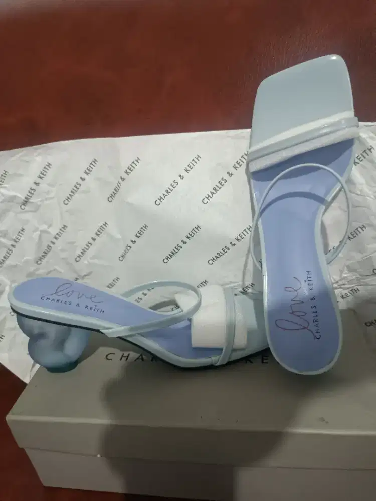 Sepatu sandal Charles n Keith