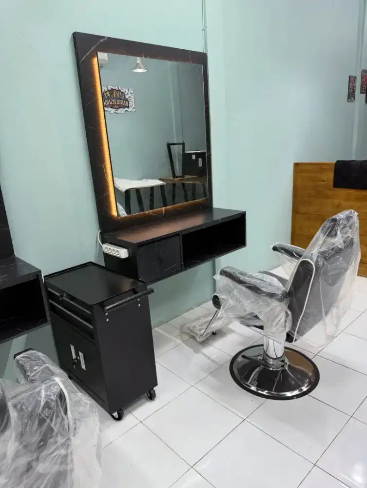 Kabinet cermin barbershop