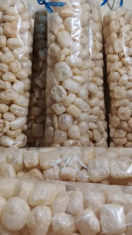 Kerupuk kulit matang dan mentah