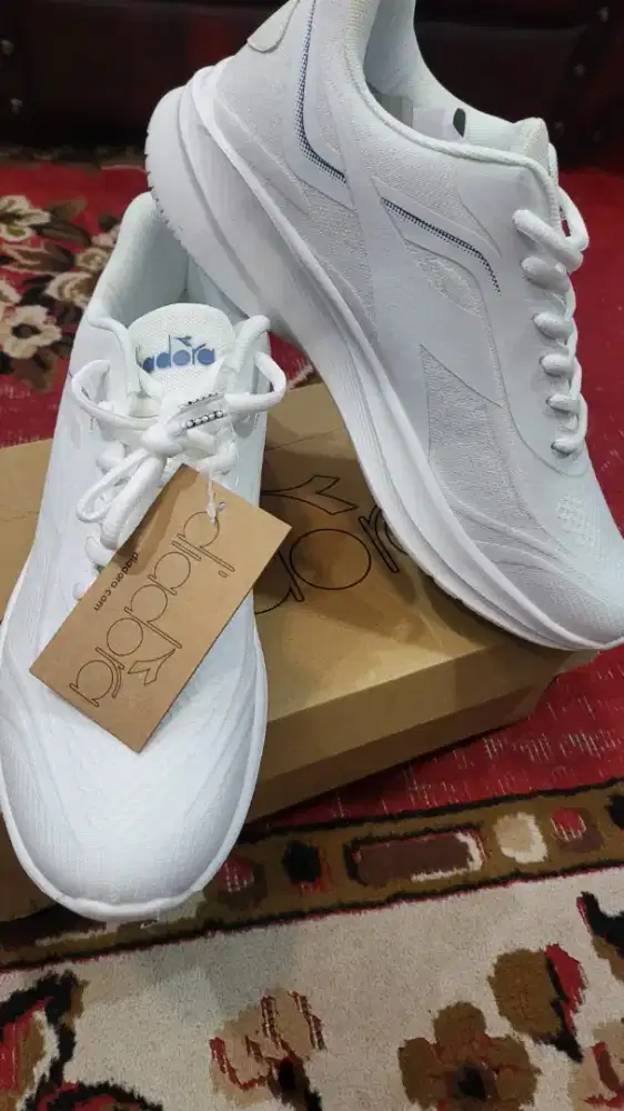 Sepatu running merk Diadora original ukuran 44 baru gress