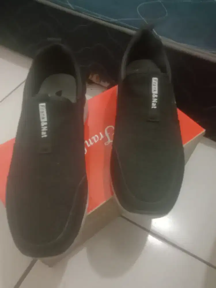 Sepatu slip on pria